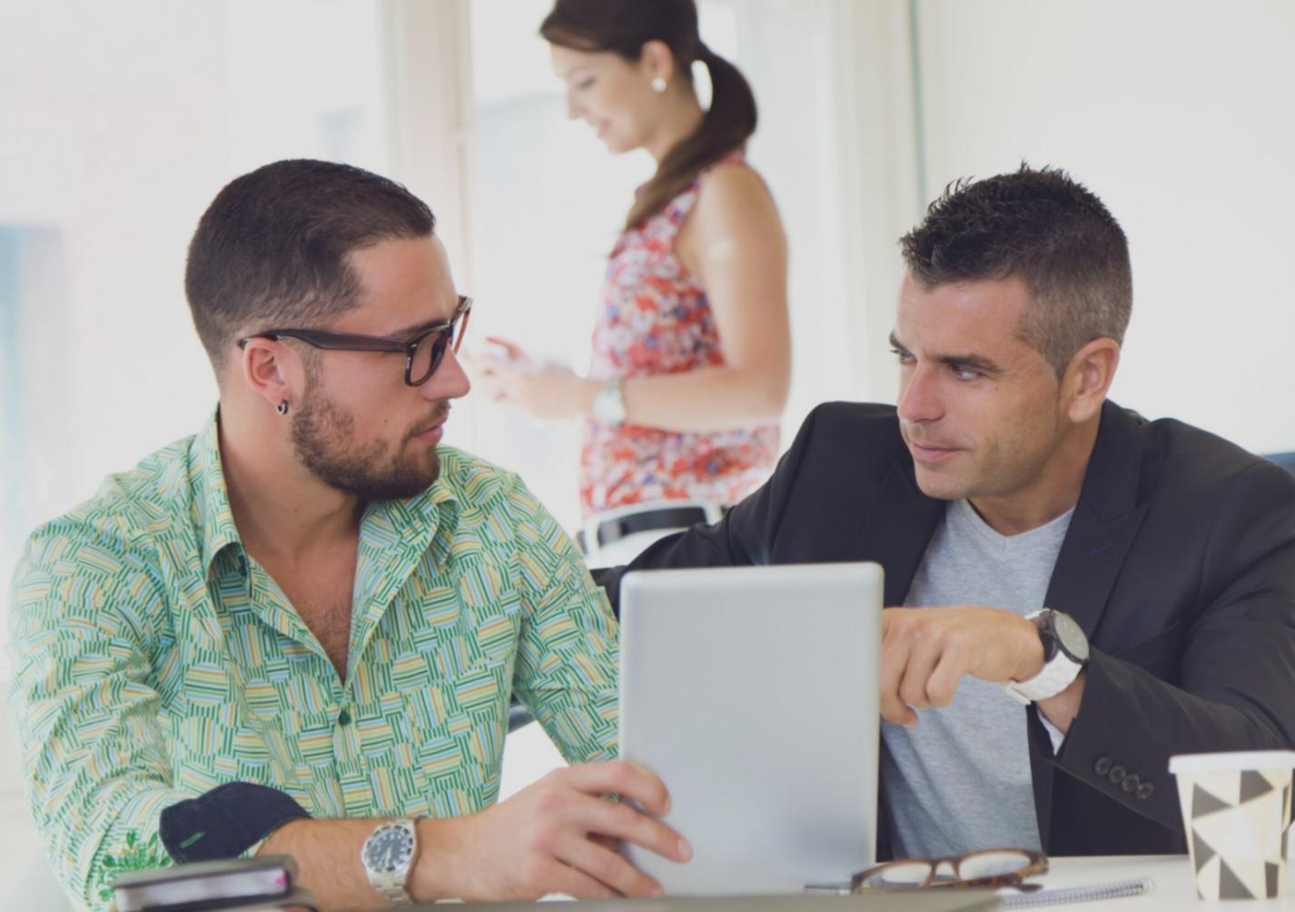Environnement d'apprentissage moderne avec étudiants travaillant sur des analyses financières